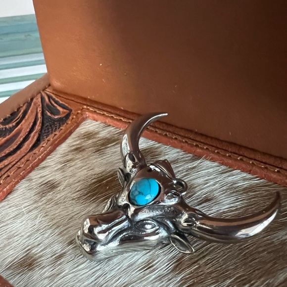 New Steer Bull Longhorn Cowgirl Cow western faux turquoise silver pendant 2” - Picture 4 of 6